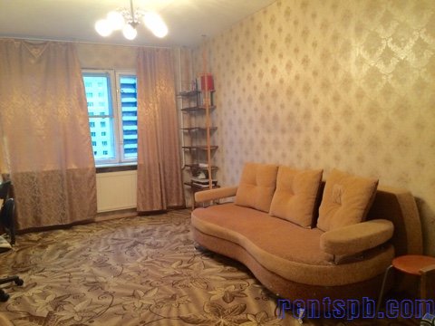 Сдам у метро квартиру на длительный срок
