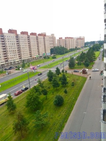 Сдам у метро квартиру на длительный срок