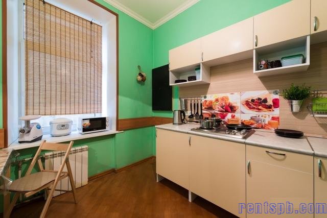 Сдам комнату  посуточно     
Комната 32 м²  в 4-к квартире  на 5 этаже  6-этажного блочного дома