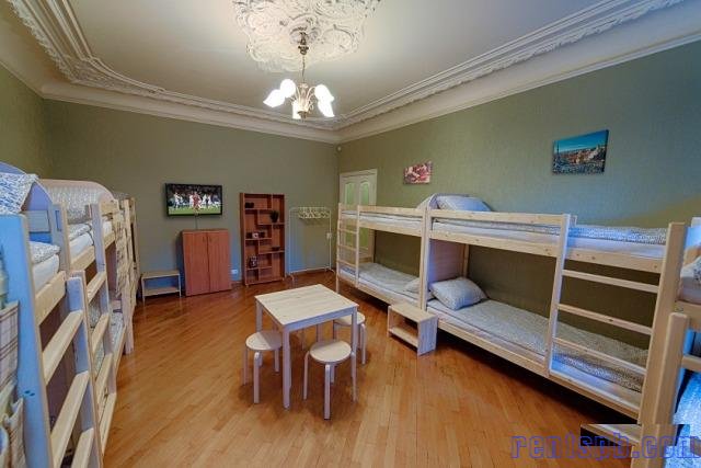 Сдам комнату  посуточно     
Комната 32 м²  в 4-к квартире  на 5 этаже  6-этажного блочного дома