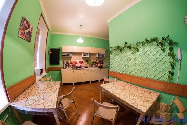 Сдам комнату  посуточно     
Комната 32 м²  в 4-к квартире  на 5 этаже  6-этажного блочного дома