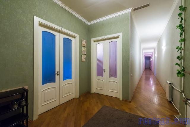 Сдам комнату  посуточно     
Комната 32 м²  в 4-к квартире  на 5 этаже  6-этажного блочного дома