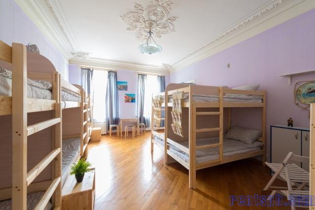 Сдам комнату  посуточно     
Комната 32 м²  в 4-к квартире  на 5 этаже  6-этажного блочного дома