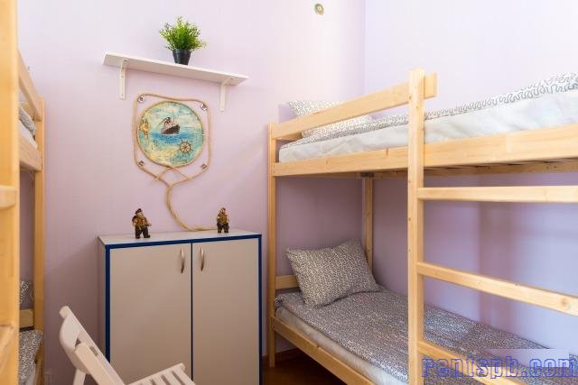 Сдам комнату  посуточно     
Комната 32 м²  в 4-к квартире  на 5 этаже  6-этажного блочного дома