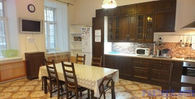Сдам комнату  посуточно     
Комната 24 м²  в 4-к квартире  на 1 этаже  5-этажного блочного дома