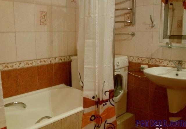 Сдам комнату  посуточно     
Комната 24 м²  в 4-к квартире  на 1 этаже  5-этажного блочного дома
