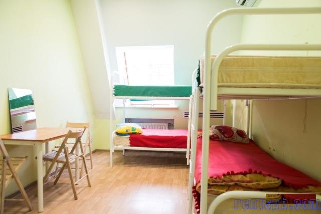 Сдам комнату  посуточно     
Комната 20 м²  в многокомнатной квартире  на 4 этаже  6-этажного кирпичного дома