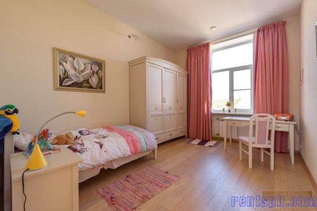Сдам квартиру     
4-к квартира  175 м²  на 4 этаже  5-этажного кирпичного дома