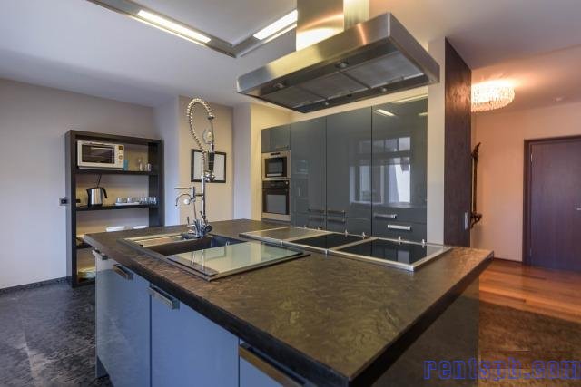 Сдам квартиру     
4-к квартира  300 м²  на 5 этаже  7-этажного монолитного дома