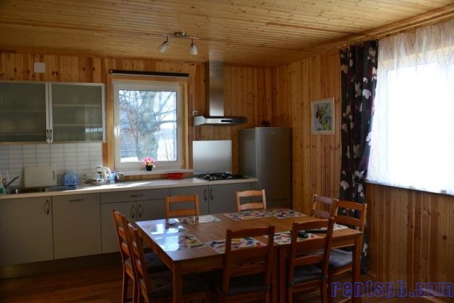 Сдам  коттедж  посуточно     
2-этажный коттедж 125 м²  ( брус )  на участке 21 сот.  , Приозерское шоссе  , 68 км до города