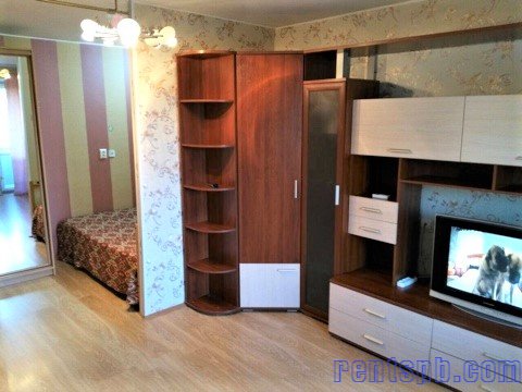 Посуточно у метро Елизаровская сдам квартиру на 5 этаже