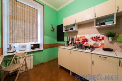 Сдам комнату  посуточно     
Комната 32 м²  в 4-к квартире  на 5 этаже  6-этажного блочного дома
