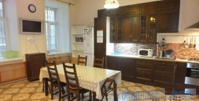 Сдам комнату  посуточно     
Комната 24 м²  в 4-к квартире  на 1 этаже  5-этажного блочного дома