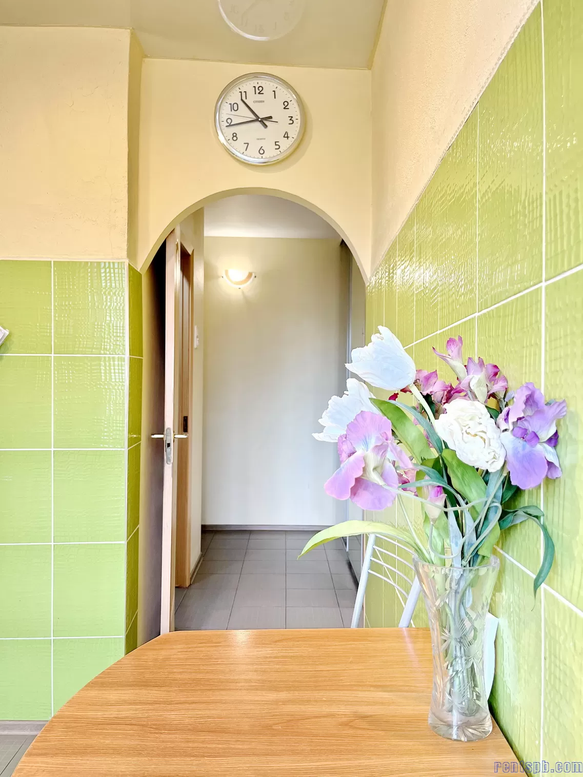 Rentspb Yellow apartment near metro Elizarovskay  for 1-5 person
