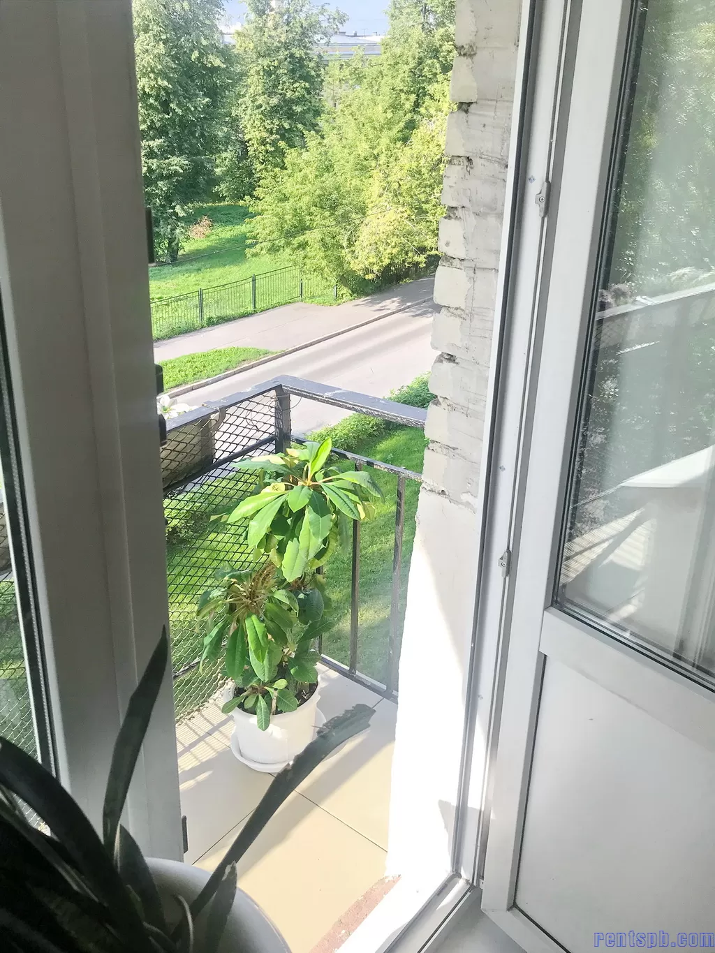Rentspb Yellow apartment near metro Elizarovskay  for 1-5 person