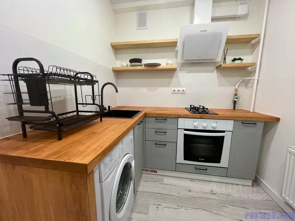Сдам 3  комн. квартира  большая кухня у метро  Автово ул. Примакова 4