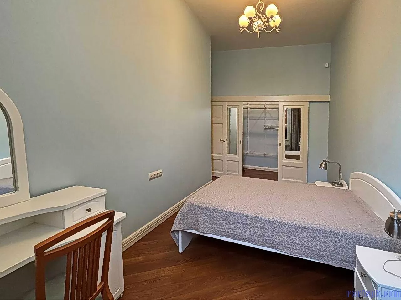 сдам у метро в СПБ пр-т Чернышевского 17