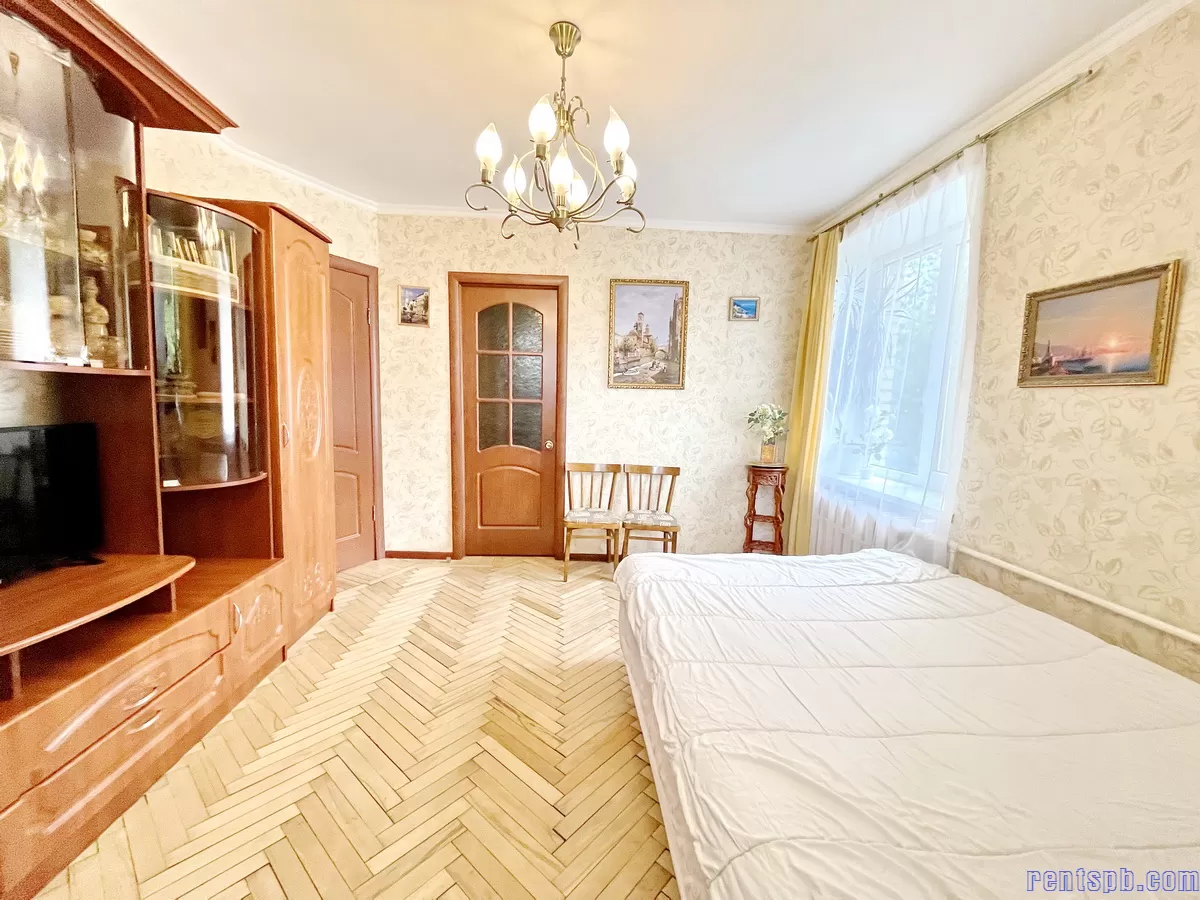 Посуточно  квартиру у метро Елизаровская  ул. Ольминского 14 ( 2 этаж)