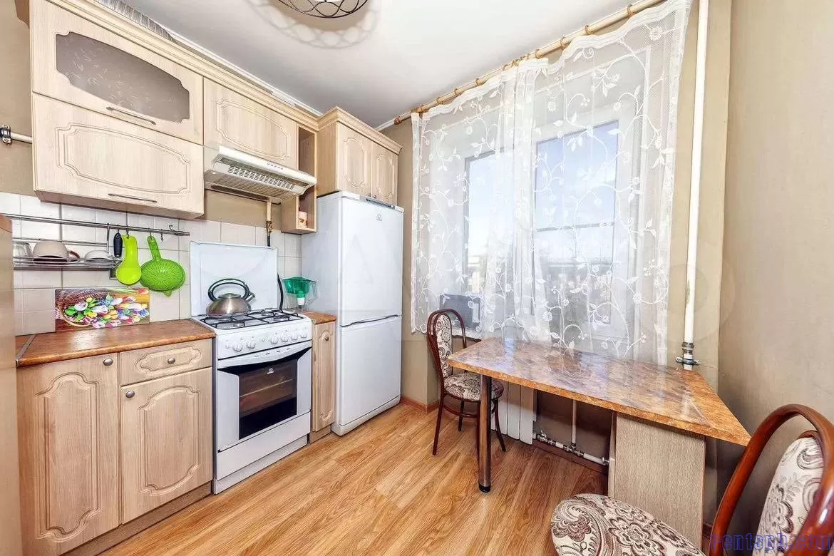 Посуточно у метро Елизаровская сдам ул.  Ольминского 14