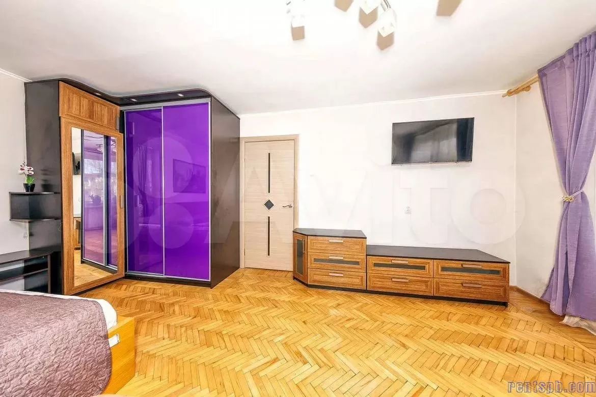 Посуточно у метро Елизаровская сдам ул.  Ольминского 14